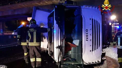 Incidente Nella Notte Camion Si Ribalta In A