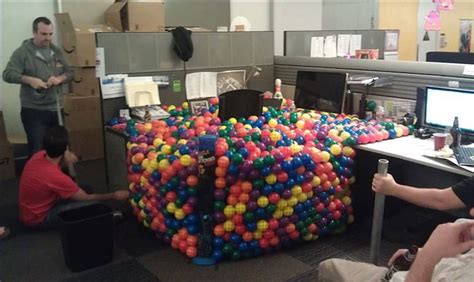 17 Pictures Of People That Have Fun At Work