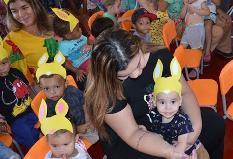 Muita Alegria Nas Cerim Nias De Entrega Ovos De P Scoa Para Alunos Da