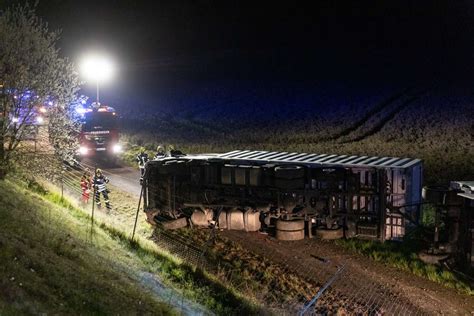 Schwerer Unfall Auf A Lastwagen Durchbricht Leitplanke Und St Rzt