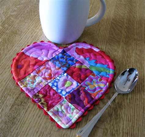 It S The Perfect Time Of Year For A Free Valentine Mug Rug Pattern Get