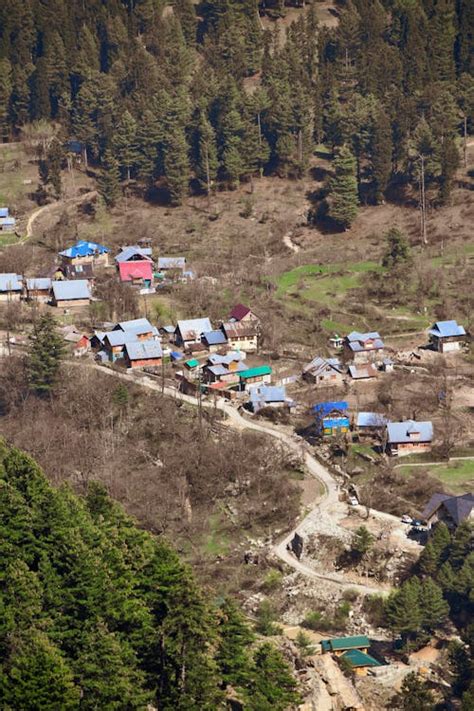 Houses on Mountainside · Free Stock Photo