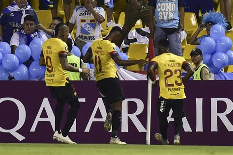 Na Rota Do Grupo Do Flamengo Barcelona EQU Goleia Sporting Cristal E