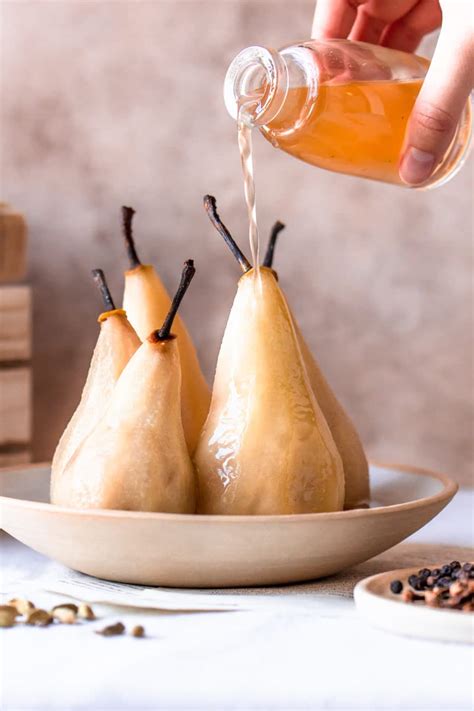 Poires pochées au vin blanc