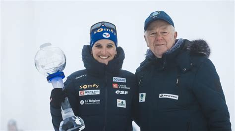 Biathlon L Album Photo De Julia Simon Avec Le Gros Globe De Cristal