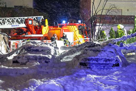 66 Einsatzkräfte bei Carport Brand Flammen greifen auf Häuser und PKW über