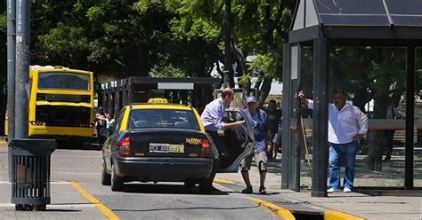 El servicio de taxis volvía a ser normal en Rosario pero en estado de