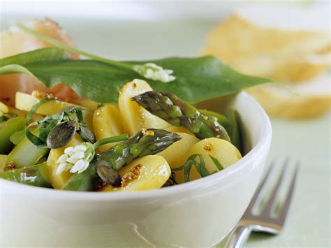 Fr Hlings Kartoffelsalat Mit Spargel Und B Rlauch Rezept Eat Smarter