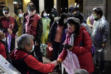 首波低溫寒流來襲 新北市啟動街友與獨居老人寒冬送暖關懷機制 新頭條