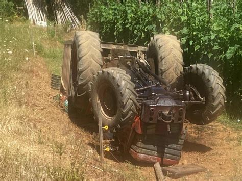 Tragedia Nel Catanzarese Si Ribalta Con Il Trattore E Resta