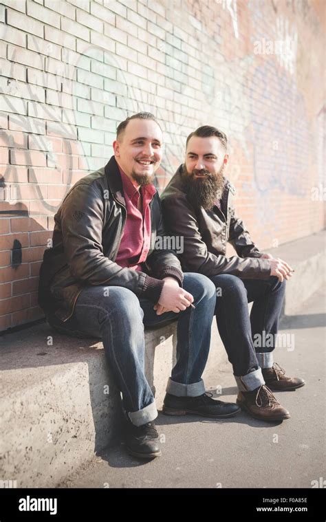 Gay Couple Assis Sur Banc En B Ton Photo Stock Alamy