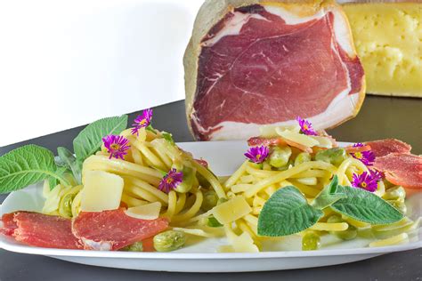 Strozzapreti Con Fave Pecorino Petali Di Prosciutto Di Norcia