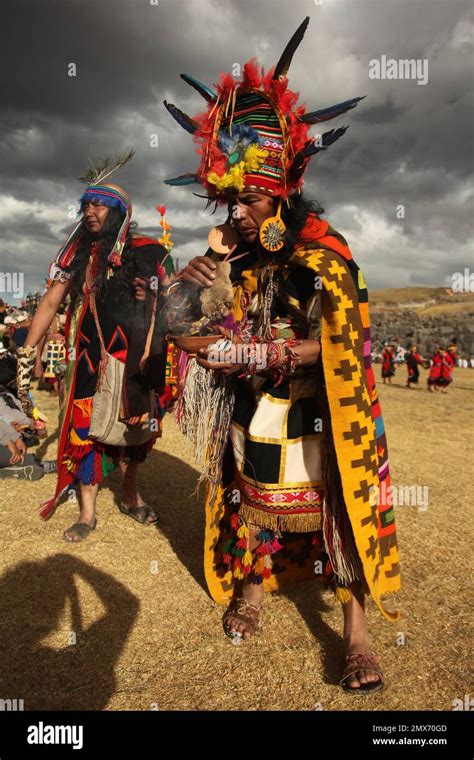 Ind Genas Con Trajes Tradicionales Durante Una Actuaci N En El Festival