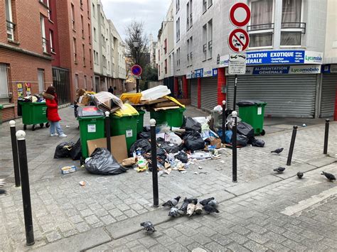 Pourquoi les poubelles débordent elles dans les rues de Paris