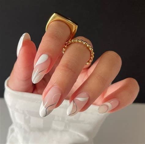 diseños de uñas con purpurina y remolino blanco Gel nails Simple