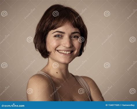 Retrato De La Mujer Alegre Atractiva Joven Con La Cara Feliz Sonriente