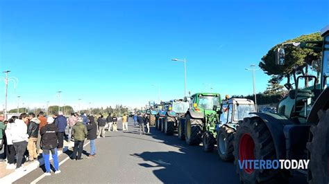 Agricoltori In Rivolta Anche A Viterbo Bloccata La Cassia Nord