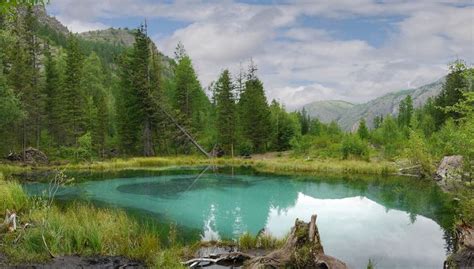 Озеро Гейзеровое в Республике Алтай, Россия