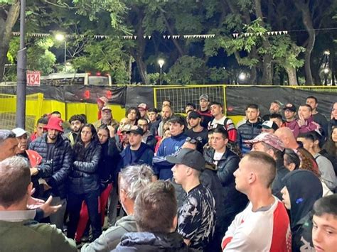 Garzón debió calmar a los hinchas en la sede :: Olé - ole.com.ar