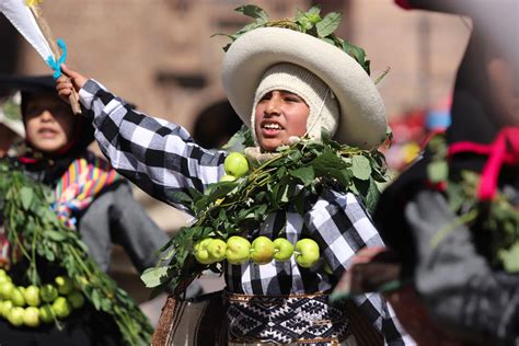 Ritmo Y Color Escolares Rinden Homenaje Al Cusco En Su Mes Jubilar