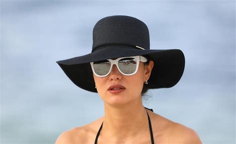 Hermosa Chica Con Sombrero Negro Y Bikini En La Playa Foto Premium