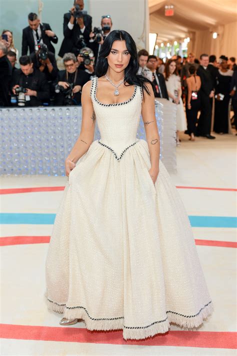 Dua Lipa Auf Der Met Gala Tr Gt Sie Das Ikonische Chanel