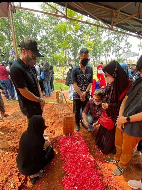 Potret Bintang Takdir Cinta Yang Kupilih Di Makam Eeng Saptahadi