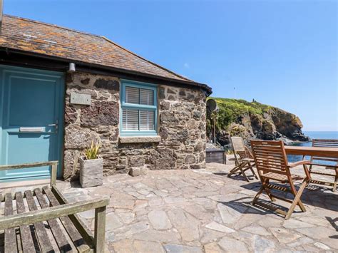 Beach Cottage | Cadgwith | Cornwall | Self Catering Holiday Cottage