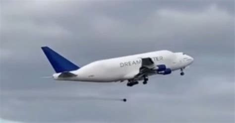 Italia Momentul în care un avion pierde o roată după ce a decolat