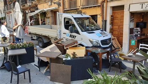 Furgone Sui Tavolini Esterni Di Un Bar A Cagliari Persone Ferite