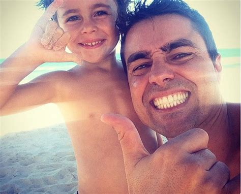 Ricardo Pereira Posta Foto O Filho Vicente Em Dia De Praia No