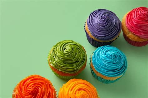 Draufsicht K Stliches Regenbogen Cupcake Glasur Stillleben Kostenlose