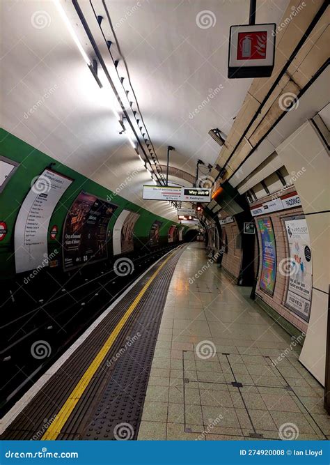 A Busy Paddington Platform During The Rush Hour On The Bakerloo Line