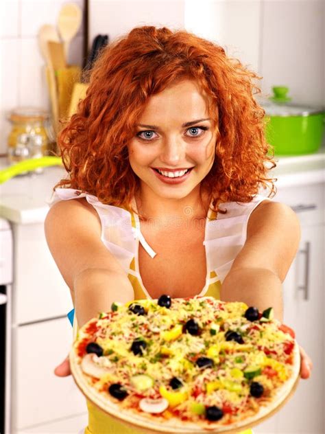 Mujer Feliz Que Cocina La Pizza Imagen De Archivo Imagen De Belleza