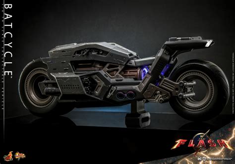 Hot Toys閃電俠蝙蝠機車Batcycle 比例收藏載具 科技感濃厚的雙前輪機車立體化