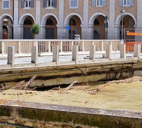 Maltempo Marche Sospiro Di Sollievo A Senigallia La Piena Del Misa