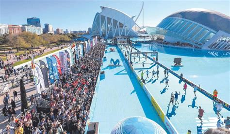 Maratón de Valencia comienzan el montaje de la pasarela de meta