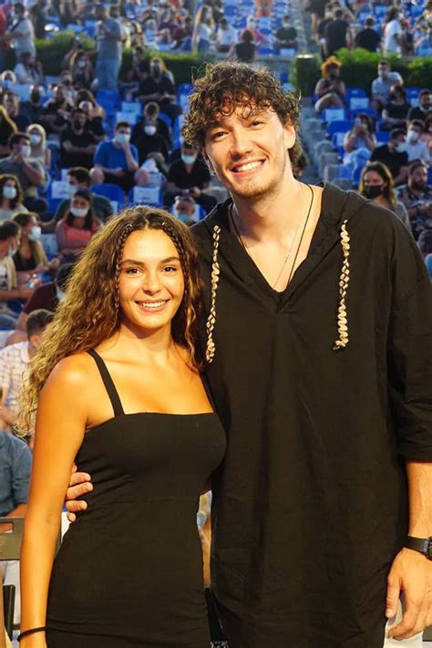 Ebru Ahin Ve Sevgilisi Cedi Osman Van Daki Selde Zarar G Ren Ocuklar