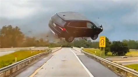 Suv Sale Volando Delante De Un Cami N Que En Una Autopista De Michigan