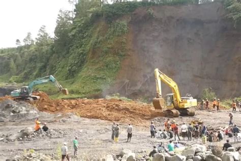 Tragedi Empat Warga Lumajang Tertimbun Longsor Tiga Tewas Satu Belum