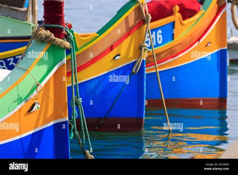 Primer Plano De La Proa De Tres Luzzijiet Barcos De Pesca