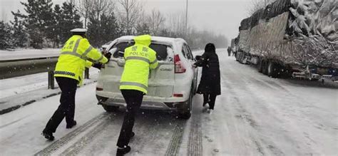 临沂交警直属三大队：雪天执勤保畅通 守护群众平安路 搜狐大视野 搜狐新闻