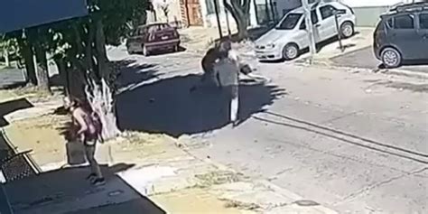 Video Vecinos Golpearon A Un Ladr N Y Lo Dejaron En Calzoncillos Tras