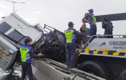 Truk Terguling Di Tol Wiyoto Wiyono Jakarta Hari Ini Diduga Hilang