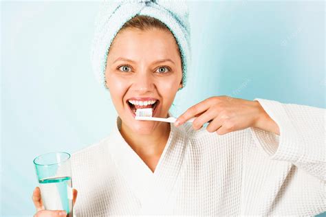 Mujer Sonriente Con Cepillo De Dientes Cepillarse Los Dientes Higiene Dental Cuidado Bucal