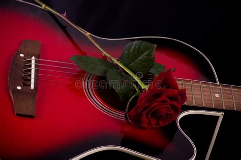 Guitarra Roja Hermosa Con Las Rosas Rojas Imagen De Archivo Imagen De