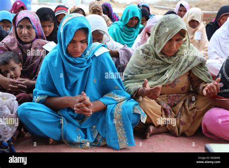 Pakistani Women High Resolution Stock Photography And Images Alamy