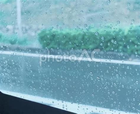 梅雨 窓ガラスについた水滴 No 3701778｜写真素材なら「写真ac」無料（フリー）ダウンロードok