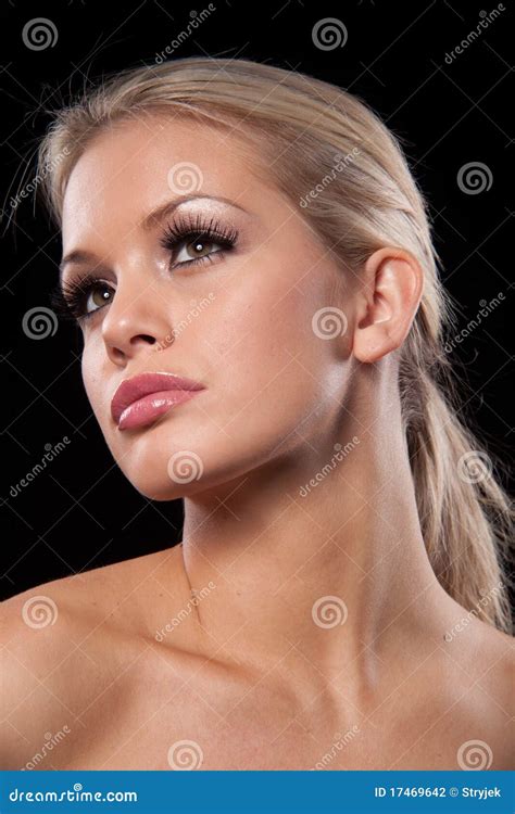 Belle fille blonde photo stock Image du élégance cosmétique 17469642