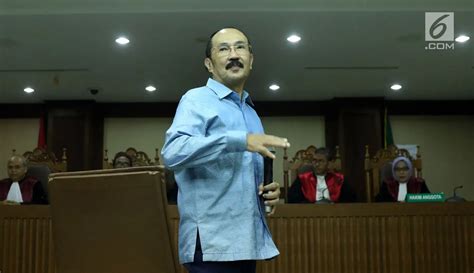 Foto Senyum Fredrich Yunadi Jelang Sidang Putusan Foto Liputan